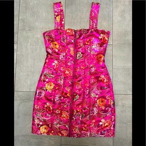 Fabulous fuchsia dress with pretty embroidery! Great colors and flattering fit🌸